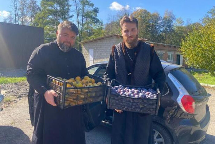 Представители Владикавказской епархии передают продукты в пункты временного размещения для беженцев