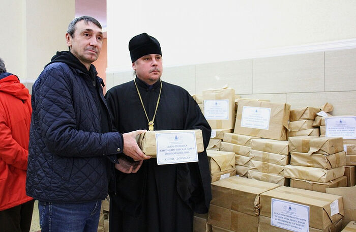 Александро-Невская лавра передала на Донбасс 1,5 тысяч экземпляров изданий монастыря