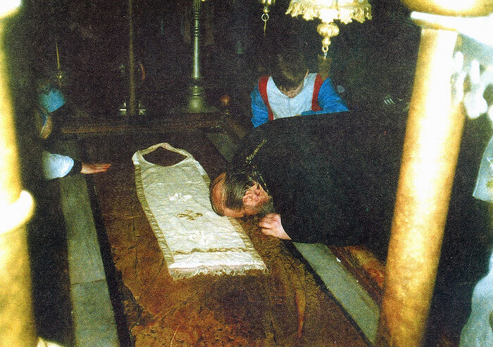 Соловецкая епитрахиль на Камне Помазания в храме Гроба Господня на Святой Земле