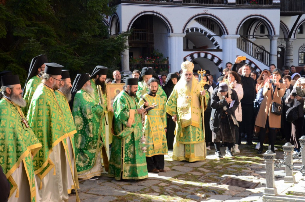 Μοναστήρι της Ρίλα. Περιφορά του Σταυρού μετά τη Λειτουργία, στη γιορτή του σεβ. Ιωάννη της Ρίλα. 19.10.2022