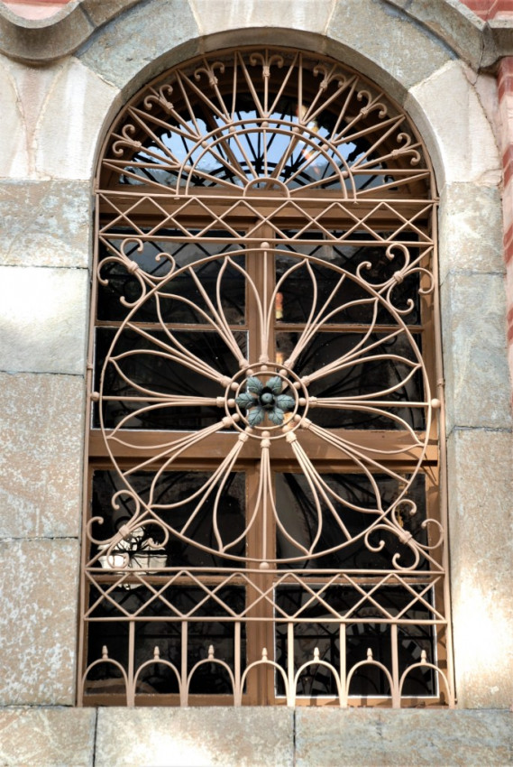 Παράθυρο του ναού της Γεννήσεως της Υπεραγίας Θεοτόκου