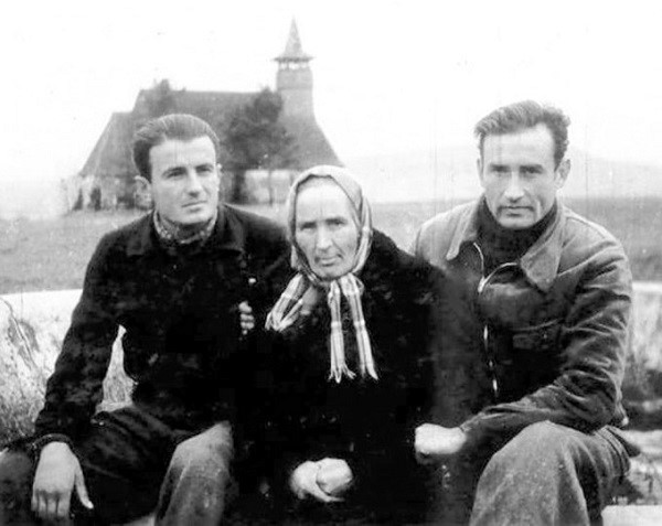 Иоанн Янолиде с Валерием Гафенку и его матерью в трудовой колонии Галда, 1946 г.