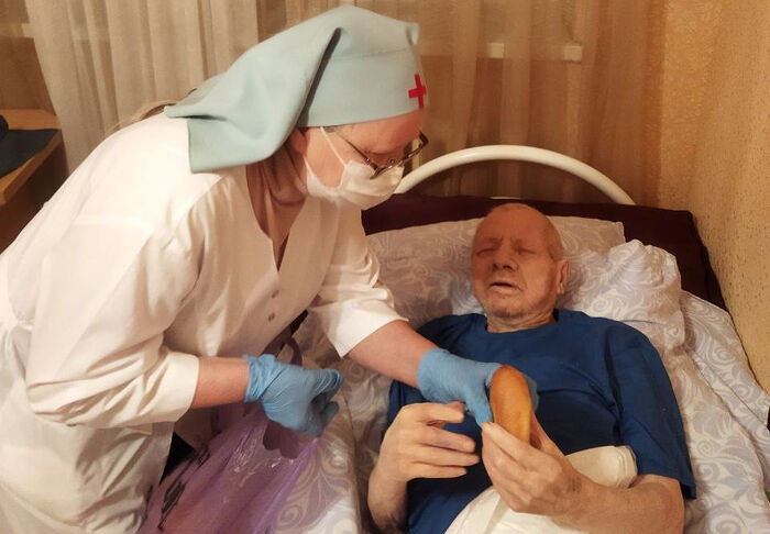 Сестры милосердия и больничные волонтеры службы «Милосердие-на-Дону» помогают ухаживать за пациентами интерната из Херсонской области