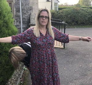 Кэролайн Фэрроу была задержана в своем доме в Гилфорде по подозрению в публикации оскорбительных постов. Фото: Twitter / Caroline Farrow