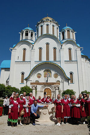 Волонтеры фонда у храма Покрова в Ясеневе