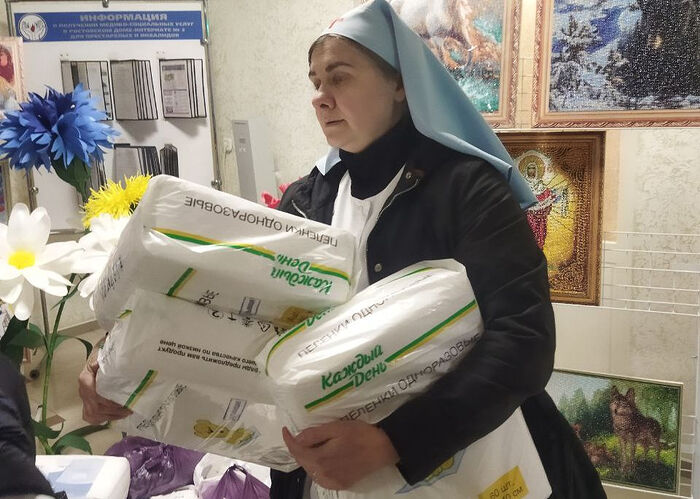 Ростовская-на-Дону епархия передает в интернат вещи, белье и средства гигиены