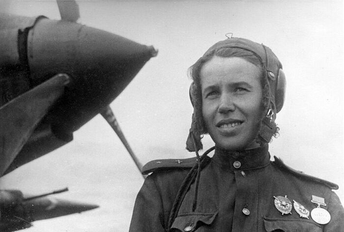 Το αεροπλάνο της πιλότου Άννα Αλεξάνδροβνα Γιεγκόροβα είχε χτυπηθεί τον Αύγουστο του 1944, στην περιοχή της Βαρσοβίας, στην 277η πτήση της. Με πολλαπλά εγκαύματα βρέθηκε στο στρατόπεδο συγκέντρωσης Κιούστριν, όπου την περιέθαλψε και την έσωσε ο Γεώργιος Σινιακόβ. Φωτογραφία: wikipedia