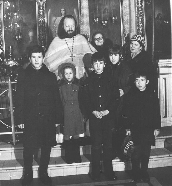 Отец Валериан с супругой Наталией Константиновной, тещей Еленой Владимировной и детьми в Покровком храме в Акулово