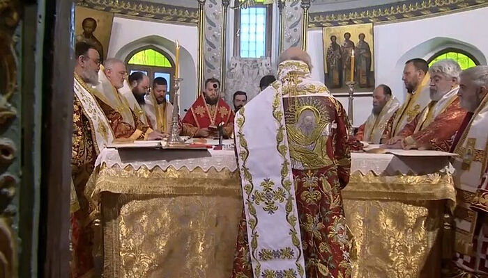 Met. Isaiah is on the far left. The schismatic “hierarch” is 5th from the left. Photo: FB screenshot