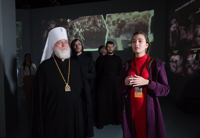 Открылась выставка «100-летие подвига новомучеников и исповедников Российских при изъятии святынь»