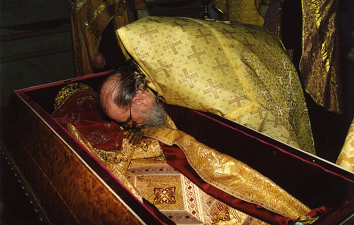 Мощи сщисп. Сергия в Спасском храме с. Маккавеево перед перенесением в г. Касимов 5 февраля 2002 г.