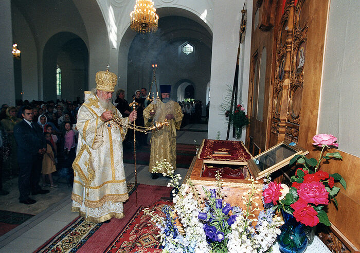 Патриарх Алексий II 2 июля 2002 г. совершает каждение мощей сщисп. Сергия в Вознесенском соборе г. Касимова
