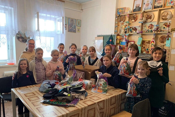 Учащиеся воскресных школ и прихожане храмов Новосибирской епархии отправили рождественские подарки жителям Донбасса