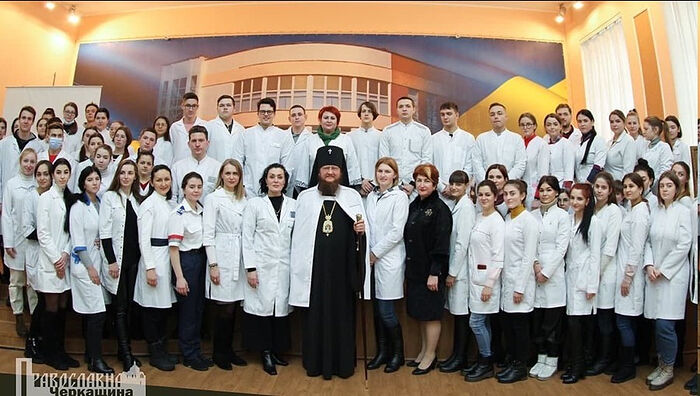 Митрополит Феодосий со студентами Черкасской медицинской академии