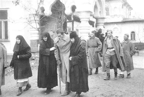 Сестры Покровского монастыря ухаживают за ранеными бойцами Красной Армии, 1943 г.