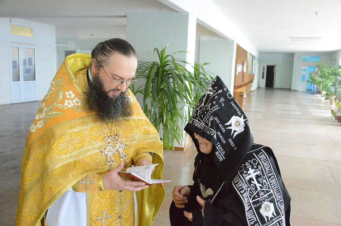 Archimandrite Victor (Solonko) speaks to Schemanun Vera, who being treated in the hospital
