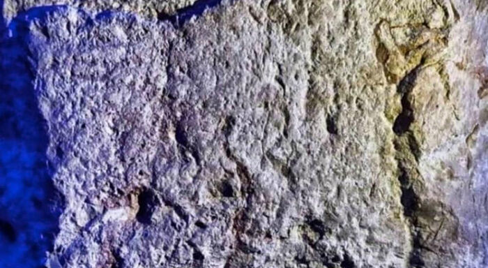 Обнаруженная в Иерусалиме каменная табличка с надписью, где упомянуты деяния Библейского царя Езекии. Фото: Эли Шукрон