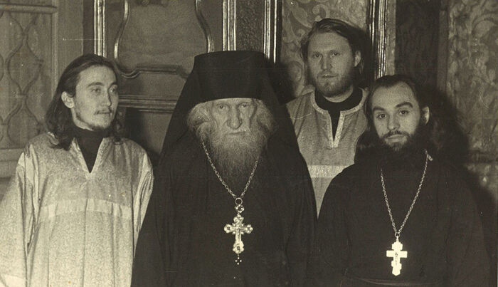 Нижний ряд слева направо: послушник Георгий (Алехин), архимандрит Петр (Семеновых), отец Ксенофонт (Маллер, † 05.11.2012)