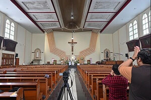 Духовенство проводит Пасхальную мессу в пустой церкви и транслирует службу онлайн во время локдауна, связанного с эпидемией Covid-19 в Джакарте. 12 апреля 2020 г. Фото: АДЕК БЕРРИ / AFP / Getty Images