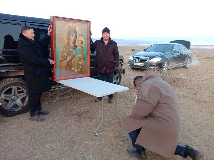 Meeting of the icon in the Mongolian desert