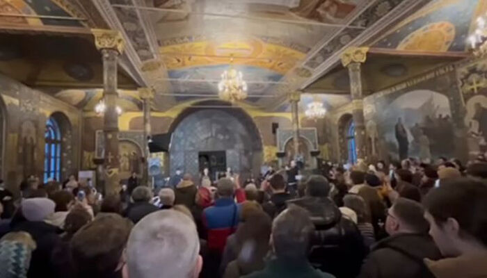 Στον Ιερό Ναό των Αγίων Αντωνίου και Θεοδοσίου της Λαύρας των Σπηλαίων έγινε συναυλία με θέμα τη δολοφονία του μοσχοβίτη. Φωτογραφία: screenshot βίντεο από την ιστοσελίδα της νομικού Κοχανόβσκαγια στο facebook