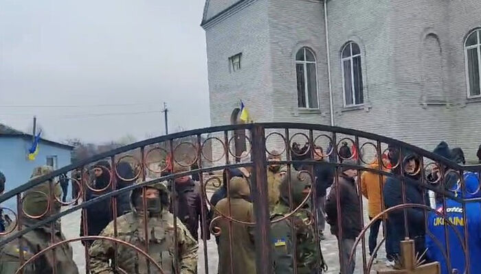 Επιδρομείς της ΟΕΟ μαζί με την πολιτοφυλακή έκαναν κατάληψη του ναού. Φωτογραφία: screebshot βίντεο από το λογαριασμό telegram «Pershiy Kozatsky»