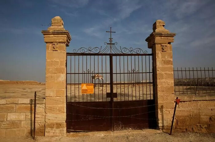 Ворота с табличкой, предупреждающей о минах, рядом с Каср Эль-Яхуд, по одной из версий - местом Крещения Христа на Иордане, недалеко от Иерихона. Фото: REUTERS/Ронен Звулун