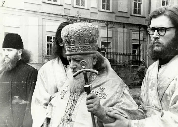 Празднование 50-летия архиерейского служения Патриарха Алексия I в Троицком соборе Лавры. Справа от Патриарха иподиакон Марк (Лозинский). Фото 10 мая 1963 года