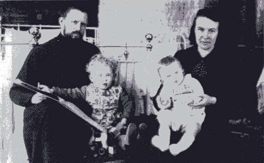 Когда братья были маленькими. Семья Лозинских в 1939 г.: отец Ростислав, Борис, Сергей, София Емельяновна