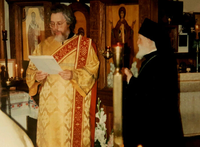 Протодиакон Андрей Папков зачитывает Синодальную грамоту регенту Т.М. Жуковой в Серафимовской церкви в Си-Клиффе, 1996 г. 
