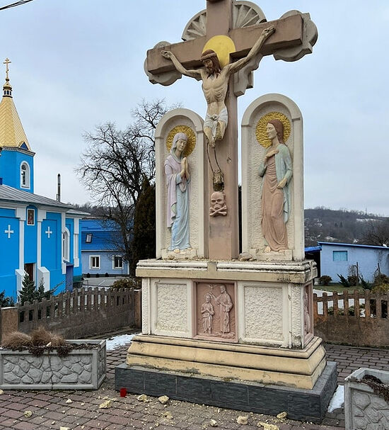 Ukraine: vandals attack crucifix, smash church windows