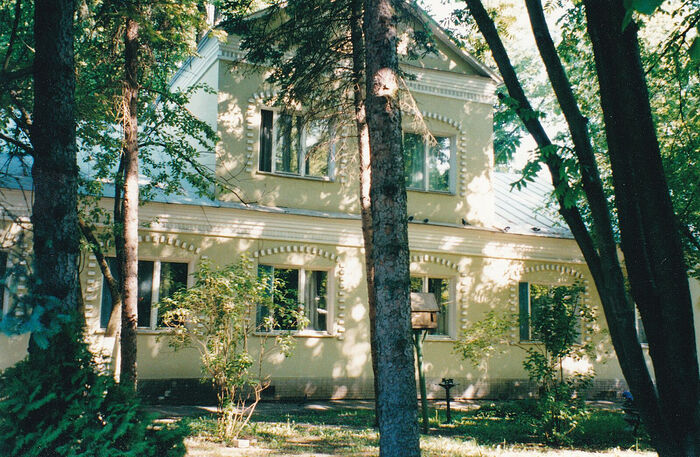 Старый корпус резиденции, где была келья о. Кирилла