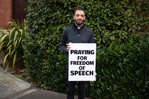 Священник Шон Гоф со своей табличкой. Фото: «Альянс в защиту свободы»