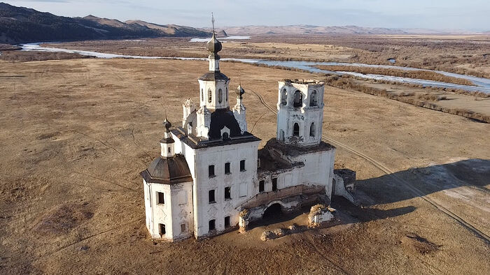 Заброшенный собор в степи у Новоселенгинска