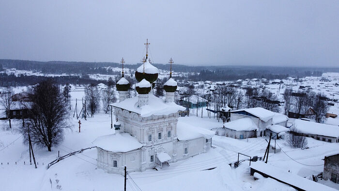 Храм в селе Ныроб в Пермском крае, дальше дорог нет, только тайга