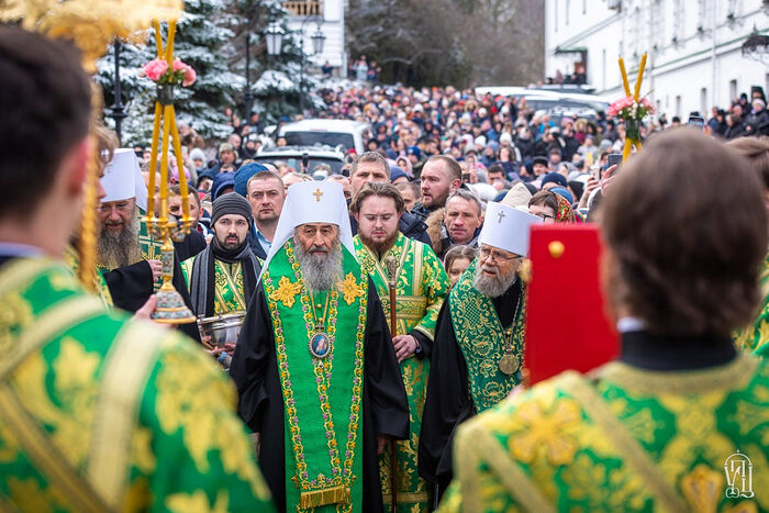 Thousands of Orthodox Ukrainians fill Kiev Caves Lavra as state continues to persecute the monastery (+VIDEOS)