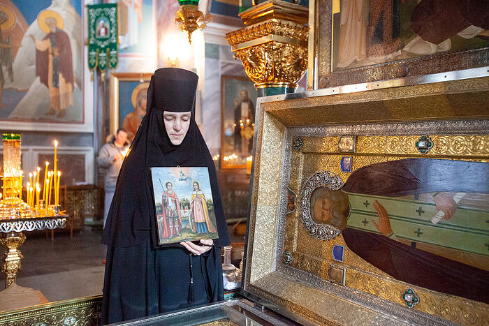 Монахиня Екатерина у мощей преподобного Серафима с иконой, которую вручил ей при монашеском постриге митрополит Николай