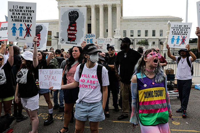 Демонстранты, выступающие за право на аборт, и противники абортов стоят у здания Верховного суда США в Вашингтоне, 24 июня 2022 г. Фото: Bloomberg / Getty Images