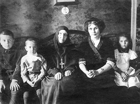 Η Άννα Βασίλιεβνα Βόινο-Γιασενέτσκαγια επισκέπτεται την ηγουμένη της μονής του Αγίου Θεοδώρου