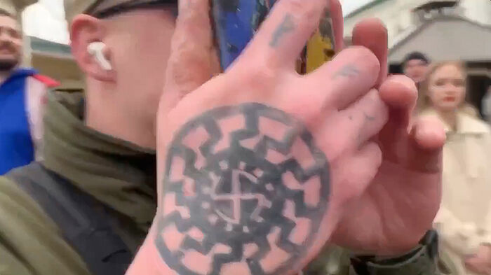 Το τατουάζ είναι σβάστικα στα σλαβωνικά «κολοβράτ» τα οποίο έχουν οι Ναζί στην Ουκρανία