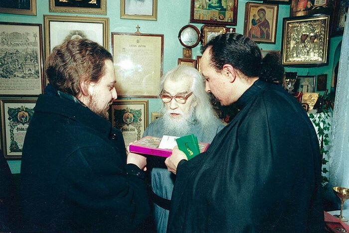 Έτος 2000. Ο Αρχιμανδρίτης Ιωάννης (Κρεστιάνκιν) ευλογεί τον διάκονο Ανδρέα Βαχρούσεβ