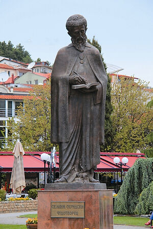 Памятник святому Науму Охридскому в центре Скопье, Северная Македония. Фото: journalpp.ru