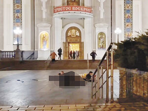 Les blessés près de l'entrée de la cathédrale de la Sainte Transfiguration à Donetsk. Photo : mk.ru