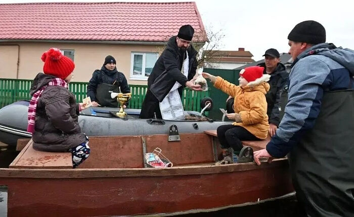 На Пасху священник Гомельской епархии добрался к жителям затопленных районов Гомеля на лодке