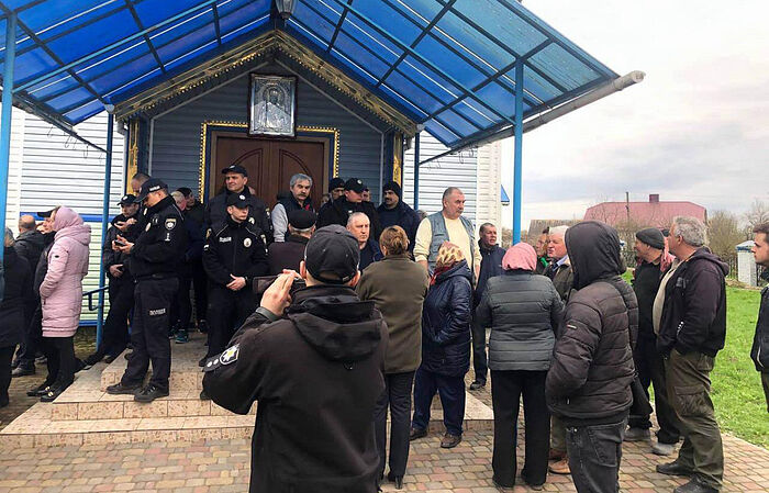 Украинская полиция помогла раскольникам захватить храм в селе Гильча Ровенской области