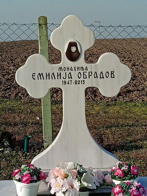 Επιτάφιος σταυρός στο μνημείο της μοναχής Αιμιλίας Ομπράντοβ (1947-2015)