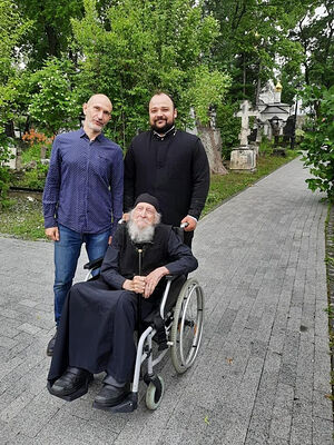 Алексей Тарасов, иеромонах Феодосий (Фролкин) и иеросхимонах Валентин (Гуревич). Прогулка на территории Донского монастыря 