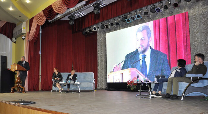 Выступление главного врача Больницы Святителя Алексия Алексея Зарова на конференции по реабилитационной помощи в Луганске