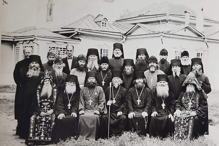 Η αδελφότητα της Μονής της Εικόνας της Παναγίας του «Καζάν» το έτος 1945 στο Χαρμπίν. Στην πρώτη σειρά, τελευταίος από αριστερά, ο μεγαλόσχημος ηγούμενος Ιγνάτιος (Μελέχιν), στο κέντρο ο επίσκοπος Ιουβενάλιος (Κίλιν), καθηγούμενος της μονής