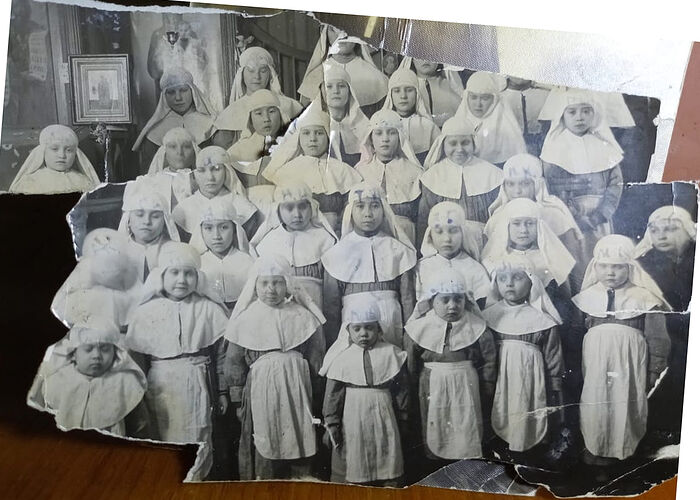 Οι μαθήτριες του ορφανοτροφείου της Αγίας Όλγας. Η τελευταία από αριστερά, όπου είναι κομμένη η φωτογραφία, είναι η Γιελένα